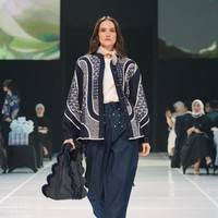 Transforma merupakan ekspresi tiga pesan utama tentang transformasi. Pertama, penggunaan kain daur ulang yang diolah menjadi kain bermotif marmer—ciri khas Adrie Basuki yang merepresentasikan kepedulian terhadap lingkungan. (Foto: Dok. JF3)