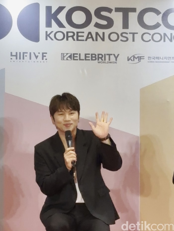 Penyanyi Korea Selatan K.Will saat konferensi pers KOSTCON: Korean OST Concert di Indonesia Arena, Senayan, Jakarta Pusat pada Sabtu (2/8/2025).