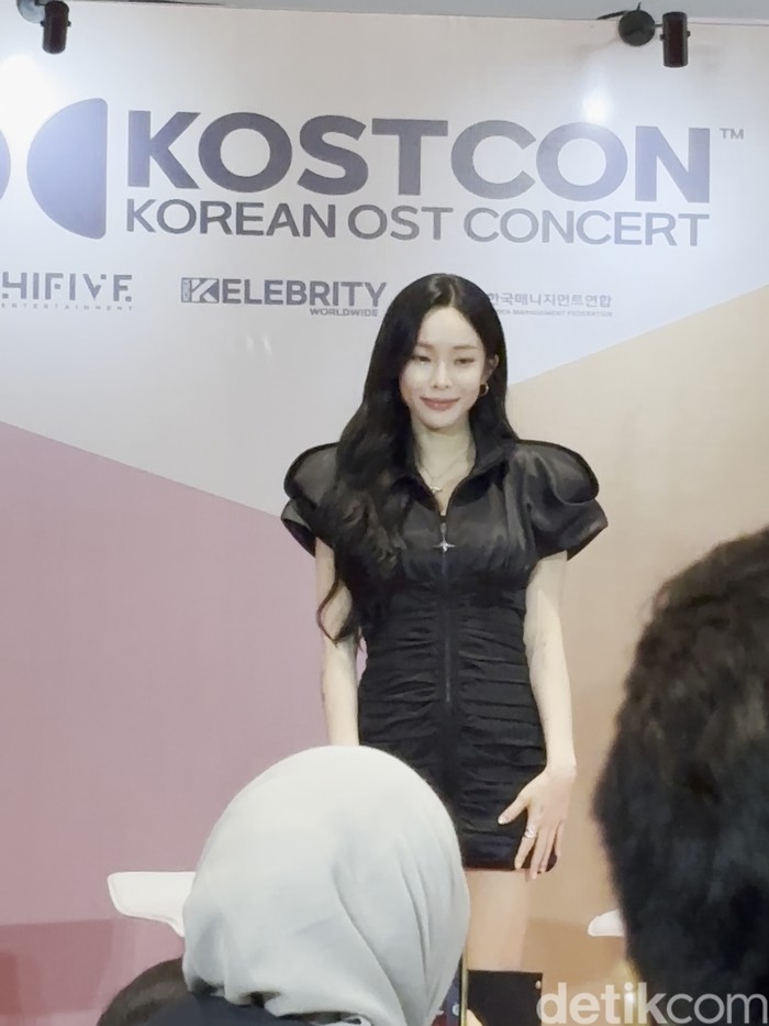 Penyanyi Korea Selatan HEIZE saat konferensi pers KOSTCON: Korean OST Concert di Indonesia Arena, Senayan, Jakarta Pusat pada Sabtu (2/8/2025).
