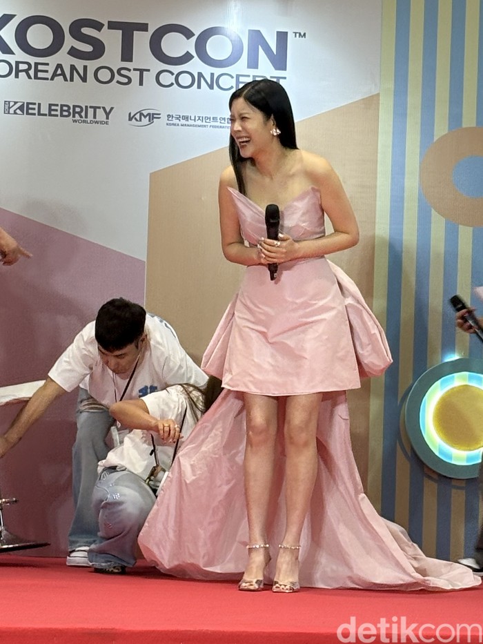 Penyanyi Korea Selatan Lyn saat konferensi pers KOSTCON: Korean OST Concert di Indonesia Arena, Senayan, Jakarta Pusat pada Sabtu (2/8/2025).