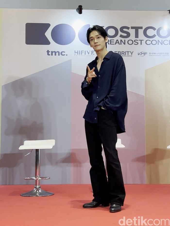 Penyanyi Korea Selatan Chen EXO saat konferensi pers KOSTCON: Korean OST Concert di Indonesia Arena, Senayan, Jakarta Pusat pada Sabtu (2/8/2025).