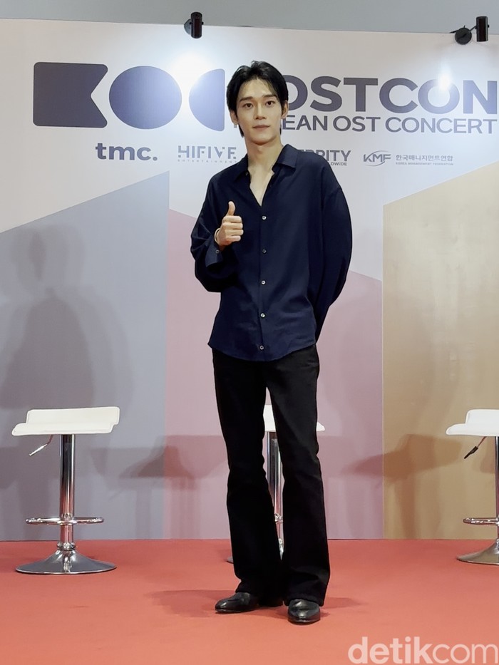 Penyanyi Korea Selatan Chen EXO saat konferensi pers KOSTCON: Korean OST Concert di Indonesia Arena, Senayan, Jakarta Pusat pada Sabtu (2/8/2025).
