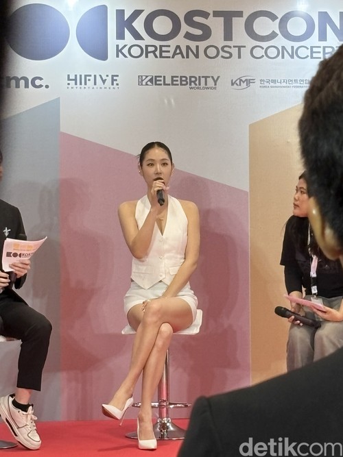 Penyanyi Korea Selatan Soyou (member SISTAR) saat konferensi pers KOSTCON: Korean OST Concert di Indonesia Arena, Senayan, Jakarta Pusat pada Sabtu (2/8/2025).
