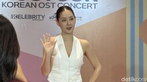 Di KOSTCON: Korean OST Concert, Soyou gak cuma ngebawain lagu-lagu dari drakor tapi juga penampilan impromptu singkat membawakan lagu-lagu SISTAR.
