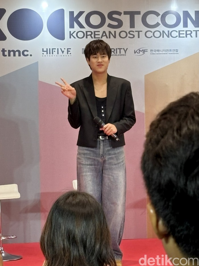 Penyanyi Korea Selatan Lee Mujin saat konferensi pers KOSTCON: Korean OST Concert di Indonesia Arena, Senayan, Jakarta Pusat pada Sabtu (2/8/2025).