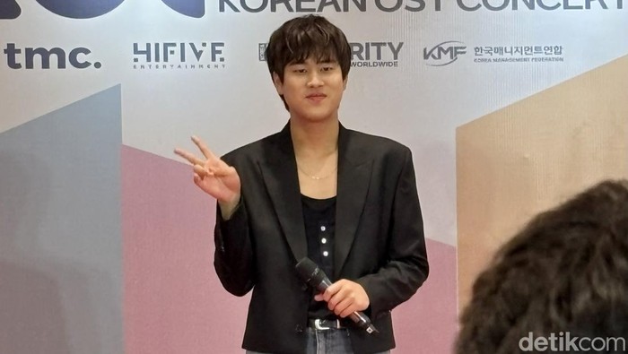 Penyanyi Korea Selatan Lee Mujin saat konferensi pers KOSTCON: Korean OST Concert di Indonesia Arena, Senayan, Jakarta Pusat pada Sabtu (2/8/2025).