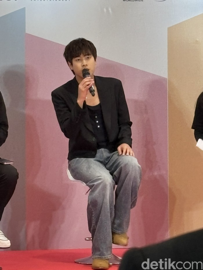 Penyanyi Korea Selatan Lee Mujin saat konferensi pers KOSTCON: Korean OST Concert di Indonesia Arena, Senayan, Jakarta Pusat pada Sabtu (2/8/2025).