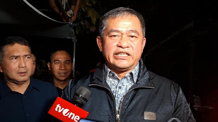 KSAD Maruli Simanjuntak melayat ke rumah duka Marsma Fajar (Mulia/detikcom)
