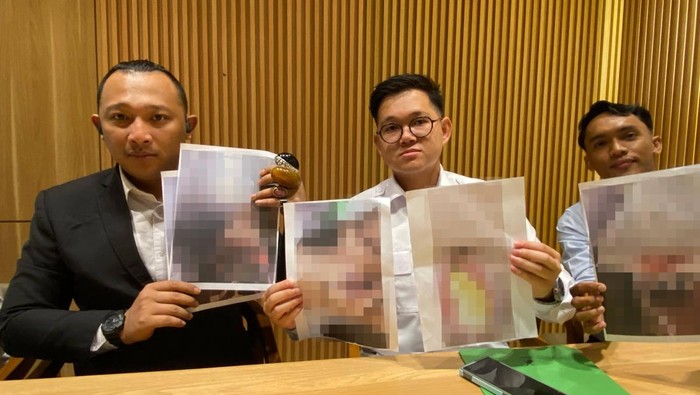 Kuasa hukum menunjukkan bukti foto kondisi pasien RSU St Antonius. Foto: Ocsya Ade CP/detikKalimantan