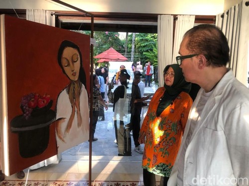 Tantowi Yahya didampingi Ketua DPRD NTB, Baiq Isvie saat menyaksikan lukisan Thankfull 2 karya Ni Wayan Sutariyani di Senggigi, Lombok Barat. (M. Zahiruddin/detikBali)