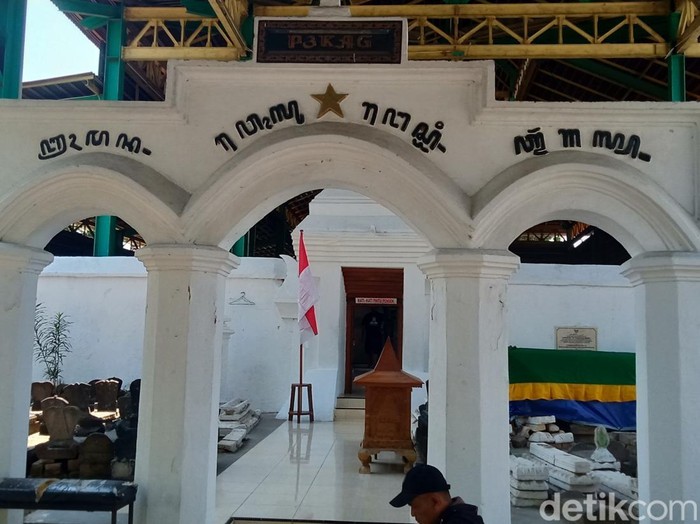 Makam Ki Ageng Gribig di belakang kompleks masjid Gedhe Jatinom, Klaten.