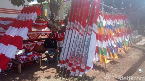 Mas Gugun sedang menjajakan Bendera di depan Kantor Pos Larantuka, Jumat (1/8/2025). (Yurgo Purab)