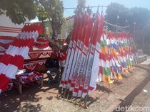 Penjual Bendera dari Jawa Raup Belasan Juta di Larantuka Jelang HUT RI