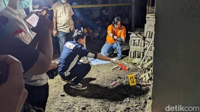 Petugas olah TKP lokasi mayat bayi di Tulungagung dikubur