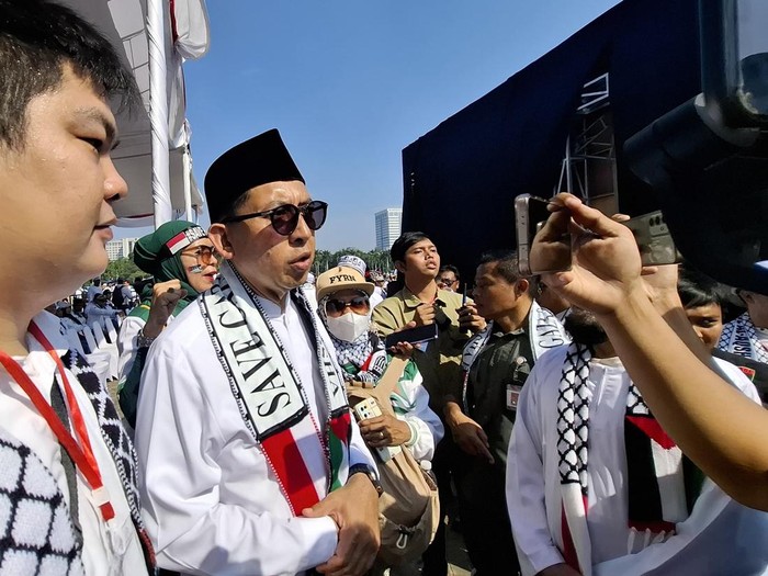 Menteri Kebudayaan Fadli Zon (pakai peci-kedua dari kiri)-(Kurniawan/detikcom)