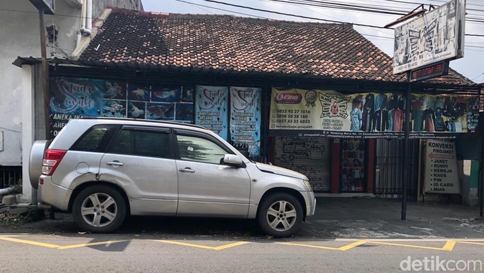 Mobil Grand Vitara parkir 2,5 tahun di depan ruko jalan Tunjung Baru, Kota Jogja, Minggu (3/8/2025).
