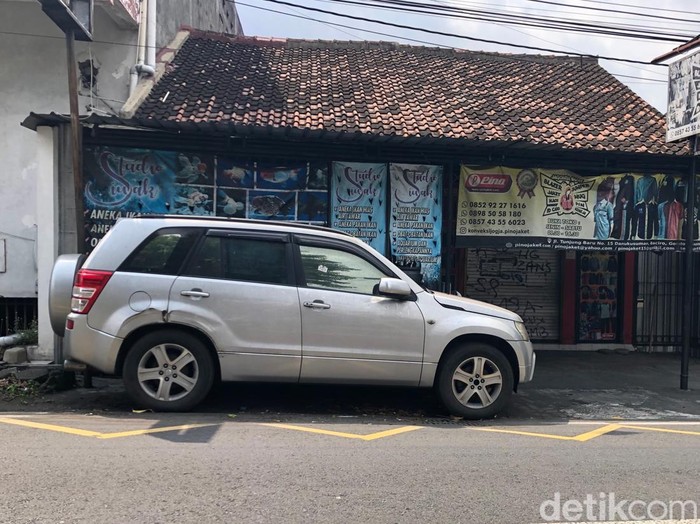 Mobil Grand Vitara parkir 2,5 tahun di depan ruko jalan Tunjung Baru, Kota Jogja, Minggu (3/8/2025).