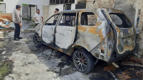 Mobil WK ludes terbakar seusai dirampas dan dibawa kabur ke Denpasar oleh RJW, Minggu (3/8/2025). (Dok Polsek Kuta Utara)