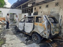 Bule Australia Rampas Lalu Bakar Mobil Warga Usai Dibawa Kabur