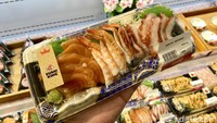 Ada menu Sashimi Moriawase seharga Rp 110.000. Tampilannya cantik terdiri dari isian ikan salmon, udang, sampai gurita.  Foto: detikFood