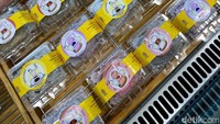 Jangan lupa cicip mochi Jepang enak aneka isian dari Shu Shu. Kisaran harganya dari Rp 17.000, pilihannya ada Blueberry Cheesecake hingga Mochi Bomb Snack. Foto: detikFood