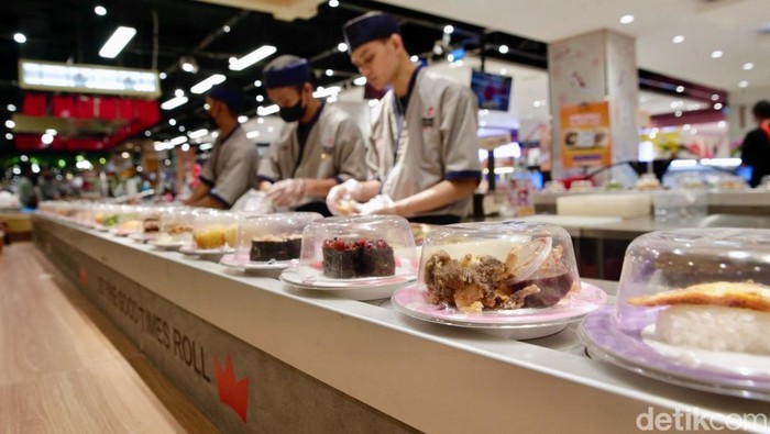 Oishiwa Hadi di Transmart Cibubur Transmart kembali membuat gebrakan, kini hadir Oishiwa di Transmart Cibubur, Depok, Minggu (3/8/2025). Oishiwa Delicatessen menyajikan berbagai pilihan Jalanese Food yang tentu rasanya sangat nikmat.