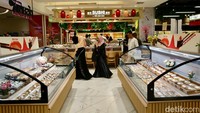 Resmi dibuka pada 3 Agustus 2025, area makan Oishiwa di TSM Cibubur dirancang luas dan nyaman, dengan interior bergaya Jepang yang hangat. Didominasi oleh elemen kayu yang memberi kesan klasik tapi tetap modern.