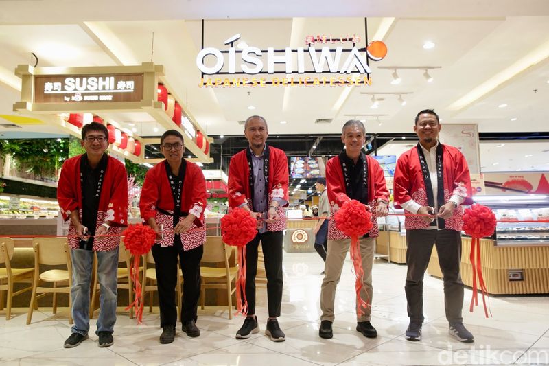 Transmart kembali membuat gebrakan, kini hadir Oishiwa di Transmart Cibubur, Depok, Minggu (3/8/2025). Oishiwa Delicatessen menyajikan berbagai pilihan Jalanese Food yang tentu rasanya sangat nikmat.