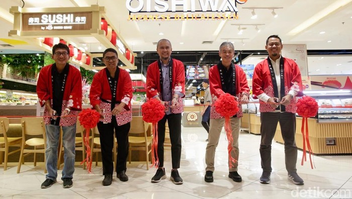 Transmart kembali membuat gebrakan, kini hadir Oishiwa di Transmart Cibubur, Depok, Minggu (3/8/2025). Oishiwa Delicatessen menyajikan berbagai pilihan Jalanese Food yang tentu rasanya sangat nikmat.