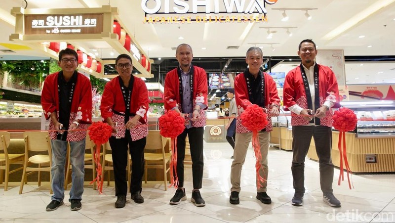 Transmart kembali membuat gebrakan, kini hadir Oishiwa di Transmart Cibubur, Depok, Minggu (3/8/2025). Oishiwa Delicatessen menyajikan berbagai pilihan Jalanese Food yang tentu rasanya sangat nikmat.