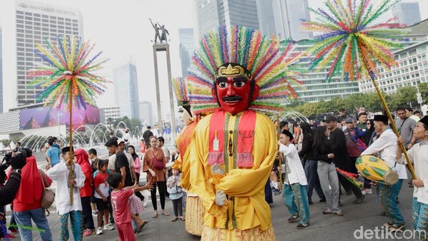Kemeriahan Parade Budaya Internasional JWFF di Bundaran HI