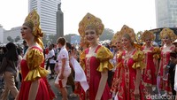 Sejumlah seniman dari berbagai negara melakukan Parade budaya di kawasan Bundaran Hotel Indonesia saat berlangsungnya Hari Bebas Kendaraan Bermotor, Jakarta, Minggu (3/8/2025).