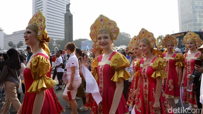 Parade Budaya Internasional di CFD Sejumlah seniman dari berbagai negara melakukan Parade budaya di kawasan Bundaran Hotel Indonesia saat berlangsungnya Hari Bebas Kendaraan Bermotor, Jakarta, Minggu (3/8/2025). Parade budaya internasional bertajuk Jakarta World Folklore Festival (JWFF) 2025 ini digelar untuk membuka wawasan warga DKI terhadap kebudayaan kebudayaan dari negara lain.