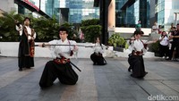Selain Indonesia, parade itu juga menampilkan kesenian dari lima negara yakni Bulgaria, Korea, Jepang, India dan Rusia. 