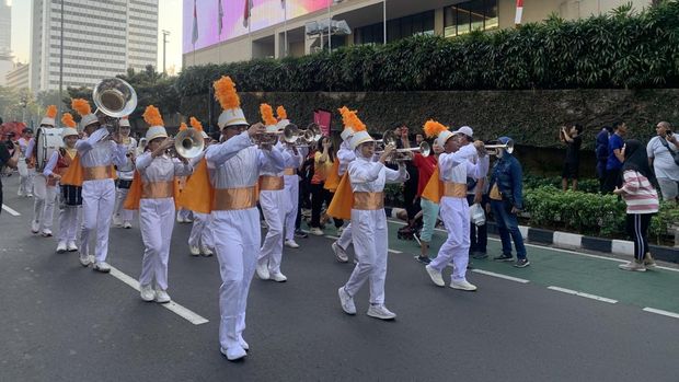 Pemprov DKI Jakarta menggelar parade Jakarta World Folklore Festival (JWFF) 2025 di car free day (CFD) Bundaran HI, Jakarta Pusat, Minggu (3/7/2025).