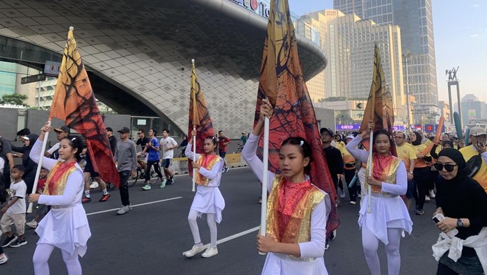 Pemprov DKI Jakarta menggelar parade Jakarta World Folklore Festival (JWFF) 2025 di car free day (CFD) Bundaran HI, Jakarta Pusat, Minggu (3/7/2025).