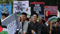 Pelajar membawa poster dukungan untuk Palestina saat mengikuti pawai Semarak Hijriah di Banda Aceh, Aceh, Minggu (3/8/2025). Foto: ANTARA FOTO/IRWANSYAH PUTRA
