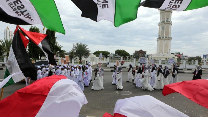 Pawai Semarak Hijriah di Banda Aceh Peserta pawai berjalan di kawasan Masjid Raya Baiturrahman saat mengikuti pawai Semarak Hijriah di Banda Aceh, Aceh, Minggu (3/8/2025). Pawai keliling kota yang diikuti 2.000 lebih peserta dari 56 kelompok pelajar tingkat PAUD, TK, SD, dan SMA itu sebagai momentum untuk memperkuat keimanan dan ketakwaan sekaligus sebagai bentuk dukungan terhadap kemerdekaan Palestina. ANTARA FOTO/Irwansyah Putra/tom.