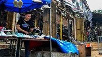 Pedagang mengaku, tetap berjualan di sekitar lokasi sambil menunggu kepastian perbaikan pascakebakaran di Pasar Taman Puring yang terjadi pada Senin (28/7/2025) malam lalu. Foto: ANTARA FOTO/ERTADHA SULTHAN