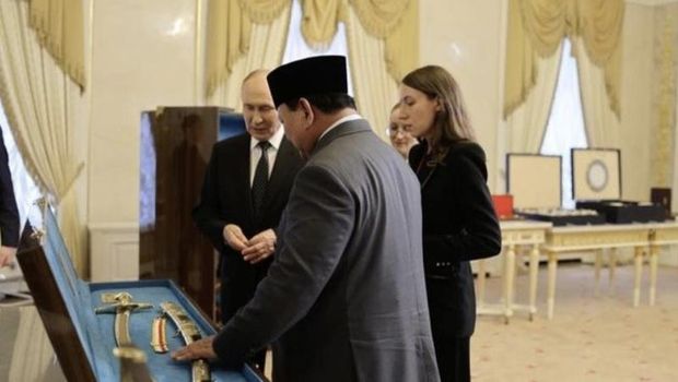 Presiden Prabowo Subianto memberikan cinderamata kepada Vladimir Putin berupa pedang buatan pemuda Sukabumi.