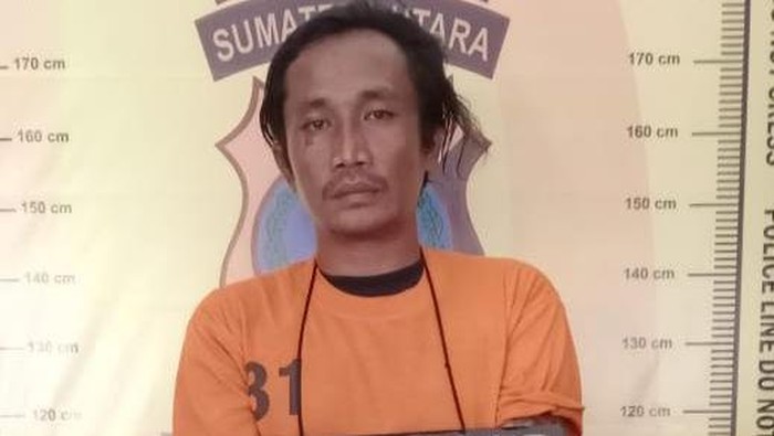 Pelaku Zulkarnain saat diamankan di kantor polisi. (Dok. Polres Simalungun)