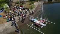 Tim EPA III Korpala Unhas berlayar menggunakan perahu sandeq melintasi perairan Indonesia, Singapura, Malaysia, dan Thailand untuk memperkenalkan kekayaan budaya maritim Indonesia ke dunia internasional. Mereka akan menempuh rute pelayaran dari Makassar hingga Filipina selama 66 hari. Foto: ANTARA FOTO/HASRUL SAID