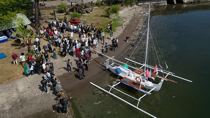Foto udara Tim Korps Pencinta Alam (Korpala) Universitas Hasanuddin (Unhas) mengembangkan layar perahu sandeq (perahu tradisional khas Mandar) pada pelepasan Ekspedisi Pelayaran Akademis III (EPA III) di Pantai Jalaria Mako Lantamal VI Makassar, Sulawesi Selatan, Minggu (3/8/2025). Tim EPA III Korpala Unhas akan berlayar selama 66 hari menggunakan perahu sandeq melintasi perairan Indonesia, Singapura, Malaysia, dan Thailand untuk memperkenalkan kekayaan budaya maritim Indonesia ke dunia internasional. ANTARA FOTO/Hasrul Said/tom.