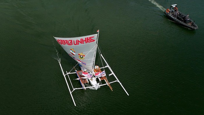 Foto udara Tim Korps Pencinta Alam (Korpala) Universitas Hasanuddin (Unhas) mengembangkan layar perahu sandeq (perahu tradisional khas Mandar) pada pelepasan Ekspedisi Pelayaran Akademis III (EPA III) di Pantai Jalaria Mako Lantamal VI Makassar, Sulawesi Selatan, Minggu (3/8/2025). Tim EPA III Korpala Unhas akan berlayar selama 66 hari menggunakan perahu sandeq melintasi perairan Indonesia, Singapura, Malaysia, dan Thailand untuk memperkenalkan kekayaan budaya maritim Indonesia ke dunia internasional. ANTARA FOTO/Hasrul Said/tom.