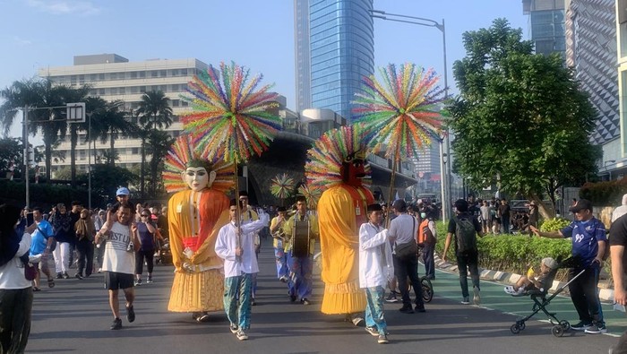 Pemprov DKI Jakarta menggelar parade budaya di car free day (CFD) Bundaran HI