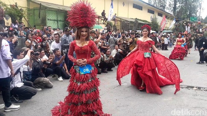 Penampilan saat pawai di momen Pesta Bunga dan Buah di Kabupaten Karo tahun 2025. (Nizar Aldi/detikSumut)