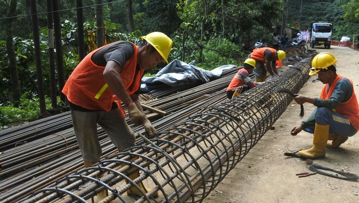 Perbaikan jalan nasional Gunung Gumitir Sejulmah pekerja merangkai besi untuk rangka pondasi jalan nasioal Gunung Gumitir di Jember, Jawa Timur, Minggu (3/8/2025). Kementerian Pekerjaan Umum melakukan pekerjaan preservasi jalan nasional di Km 233+500 dengan pemasangan atau kontruksi bored pile sebanyak 55 titik sepanjang 115 meter untuk perkuatan lereng bawah dan pebaikan geometri jalan Gunung Gumitir. ANTARA FOTO/Seno/rwa.