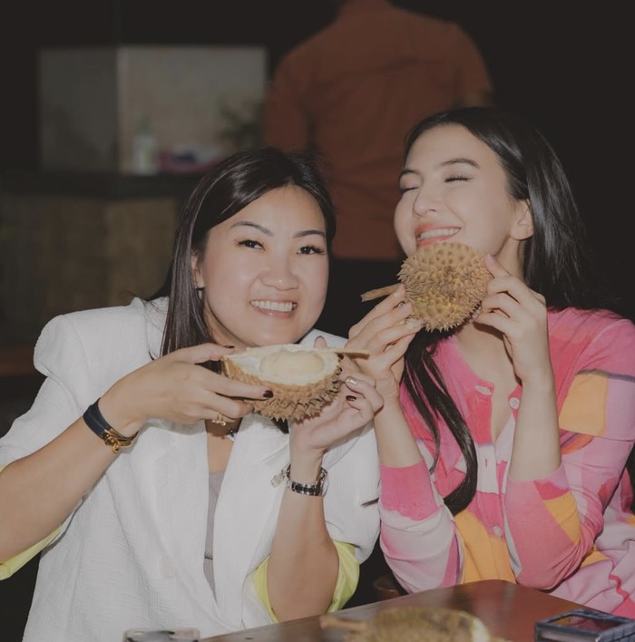 Pesona Raline Shah Saat Cicip Durian Medan hingga Sandwich Denmark