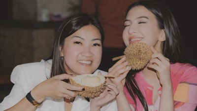 Pesona Raline Shah Saat Cicip Durian Medan hingga Sandwich Denmark
