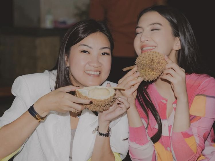 Pesona Raline Shah Saat Cicip Durian Medan hingga Sandwich Denmark